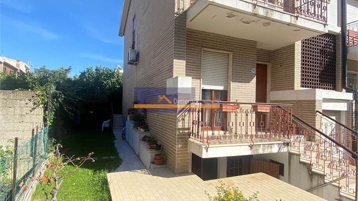 Cagliari, Genneruxi villa caposchiera con giardino