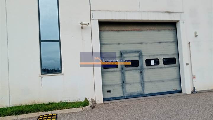 Elmas Zona Industriale via Bacco Magazzino mq. 279 con soppalco altezza mt. 6,83